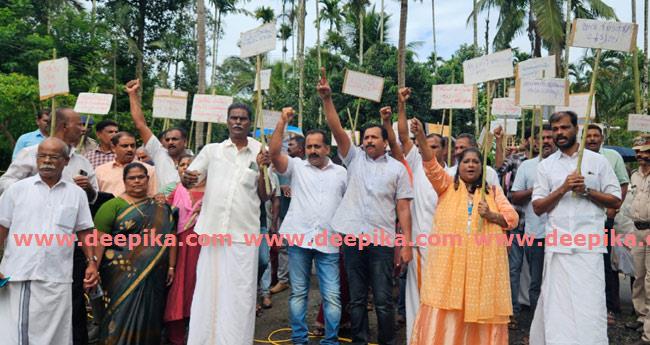 പാ​ടി​ച്ചി​റ ക്വാ​റി​യി​ലേ​ക്ക് ജ​ന​കീ​യ മാ​ർ​ച്ച് ന​ട​ത്തി