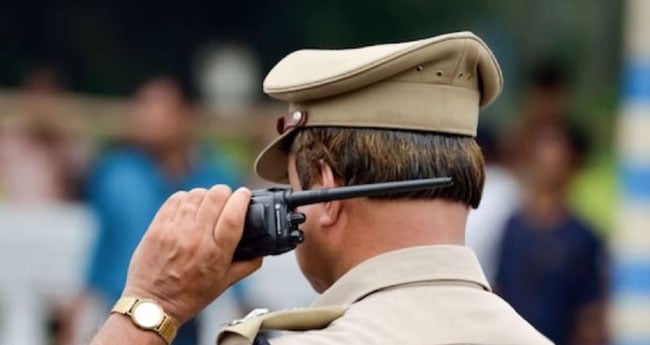 അ​പ​ക​ട​ക​ര​മാ​യി ലോ​ഡ് ക​യ​റ്റി​യ വാ​ഹ​നം പി​ടി​കൂ​ടി