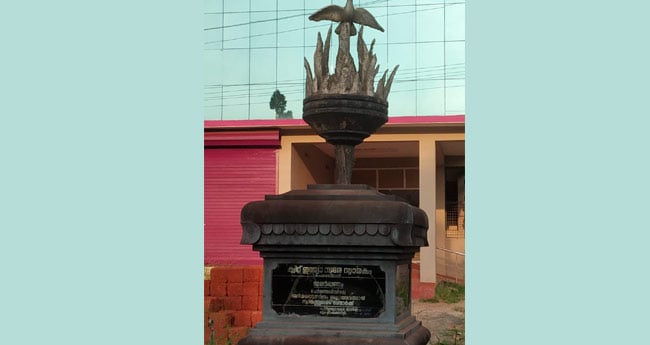 ചേ​മ​ഞ്ചേ​ര​ിയി​ലെ ക്വി​റ്റ് ഇ​ന്ത്യാ​ സ്മാ​ര​ക സ്തൂ​പം പു​ന​ര്‍​നി​ര്‍​മി​ച്ചി​ല്ല; പ്ര​തി​ഷേ​ധമുയ​രു​ന്നു