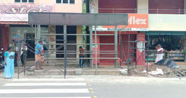 അ​പ​ക​ടമേ​ഖ​ല​യി​ൽ ബ​സ് കാ​ത്തി​രി​പ്പ് കേ​ന്ദ്രം:  പ്ര​തി​ഷേ​ധം ശ​ക്ത​മാ​വു​ന്നു