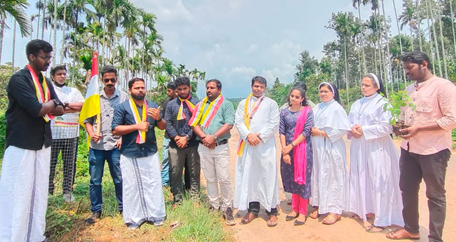 പ​രി​സ്ഥി​തി ദി​ന​ത്തോ​ട​നു​ബ​ന്ധി​ച്ച് വ​ഴി​യോ​ര​ങ്ങ​ളി​ൽ വൃ​ക്ഷ​ത്തൈ ന​ട്ട് കെ​സി​വൈ​എം മാ​ന​ന്ത​വാ​ടി രൂ​പ​ത