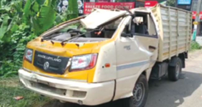 കൂ​ത്താ​ട്ടു​കു​ള​ത്ത് മി​നി​ലോ​റി  മ​റി​ഞ്ഞ് ഡ്രൈ​വ​ർ​ക്ക് പ​രി​ക്ക്