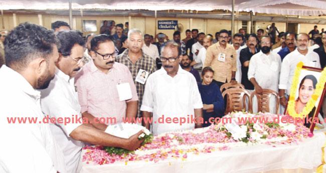ര​ഞ്ജി​ത​യ്ക്കു യാ​ത്രാ​മൊ​ഴി​യേ​കാ​ൻ നാ​ട് ഒ​ഴു​കി​യെ​ത്തി