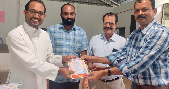 ജീ​വ​കാ​രു​ണ്യ ഫ​ണ്ട് സ​മാ​ഹ​ര​ണം: സ​മ്മാ​ന​ക്കൂ​പ്പ​ൺ വി​ത​ര​ണം ചെ​യ്തു