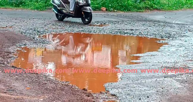 ത​ളി​പ്പ​റ​മ്പ്-മു​ല്ല​ക്കൊ​ടി-മ​യ്യി​ൽ റോ​ഡി​ൽ ഗ​താ​ഗ​ത ത​ട​സ​മാ​യി കു​ഴി