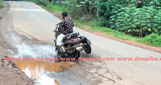 സ്കൂ​ളി​ന് മു​ന്നി​ൽ റോ​ഡി​ലെ  കു​ഴി അ​ട​യ്ക്ക​ണം