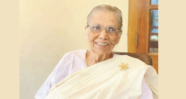 ബാ​പ്പു​ജി​യെ​യും ചാ​ച്ചാ​ജി​യെ​യും ക​ണ്ട  എ​രു​മേ​ലി​യു​ടെ മു​ത്ത​ശി ഓ​ർ​മ​യാ​യി