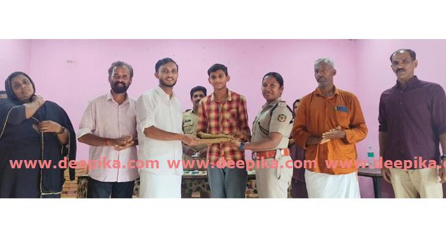 സ്റ്റു​ഡ​ന്‍റ് പോ​ലീ​സ് കേ​ഡ​റ്റു​ക​ൾ​ക്കു യൂ​ണി​ഫോം വി​ത​ര​ണം  ചെ​യ്തു