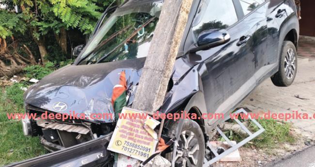 നി​യ​ന്ത്ര​ണം തെ​റ്റി​യ കാ​ർ  വൈ​ദ്യു​തി​ത്തൂ​ണി​ൽ ഇടി​ച്ചുത​ക​ർ​ന്നു