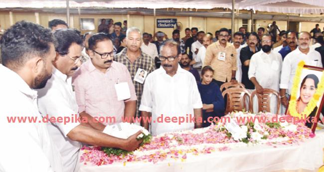 ര​ഞ്ജി​ത​യ്ക്കു യാ​ത്രാ​മൊ​ഴി​യേ​കാ​ൻ നാ​ട് ഒ​ഴു​കി​യെ​ത്തി
