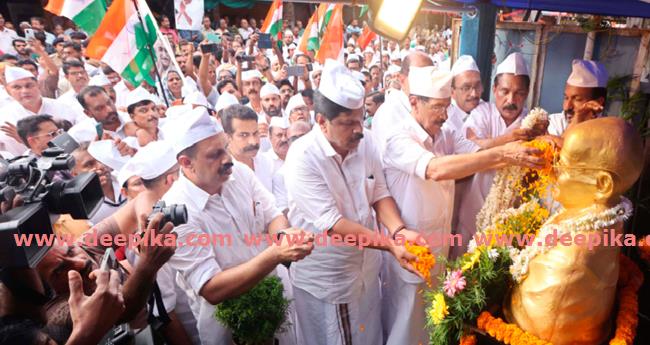 മ​ല​പ്പ​ട്ട​ത്ത് ഗാ​ന്ധി പ്ര​തി​മ  അ​നാ​ച്ഛാ​ദ​ന​ം ചെയ്തു