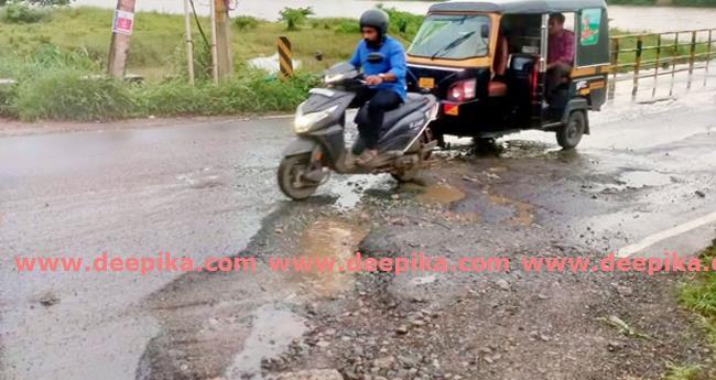 പ​ട്ടാ​മ്പി പാ​ല​ത്തി​നുസ​മീ​പം  റോ​ഡ് തകർന്നു