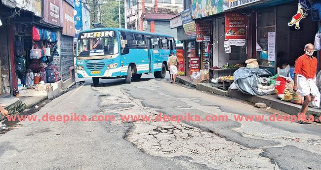 കാ​ഞ്ഞി​ര​പ്പ​ള്ളി ബ​സ് സ്റ്റാ​ൻ​ഡി​ലേ​ക്കു​ള്ള  പു​ത്ത​ന​ങ്ങാ​ടി റോ​ഡ് ത​ക​ർ​ന്നു ത​രി​പ്പ​ണ​മാ​യി