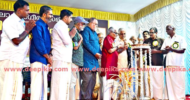 ക​ലാ​കാ​ര​ന്മാ​ര്‍ ദേ​ശ​ഭേ​ദ​ങ്ങ​ളി​ല്ലാ​ത്ത​വ​ര്‍: ക​ലാ​മ​ണ്ഡ​ലം ഗോ​പി