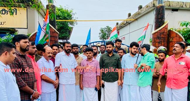 മു​ഖ്യാ​ധ്യാ​പ​ക​നെ സ​ര്‍​വീ​സി​ല്‍നി​ന്ന്  പി​രി​ച്ചു​വി​ട​ണം: യൂ​ത്ത് കോ​ണ്‍​ഗ്ര​സ്