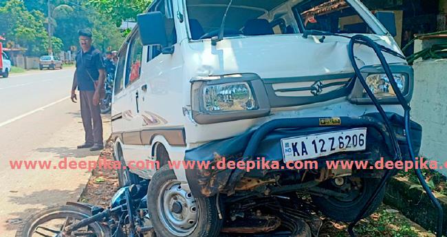 ഓ​മ്നി വാ​ൻ നി​യ​ന്ത്ര​ണം വി​ട്ട് കാ​റി​ലും  ബൈ​ക്കി​ലും ഇ​ടി​ച്ചു; ര​ണ്ടു​പേ​ർ​ക്കു പ​രി​ക്ക്