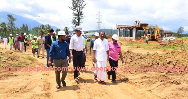 വീ​ട് നി​ർ​മാ​ണപു​രോ​ഗ​തി വി​ല‍​യി​രു​ത്തി മ​ന്ത്രി