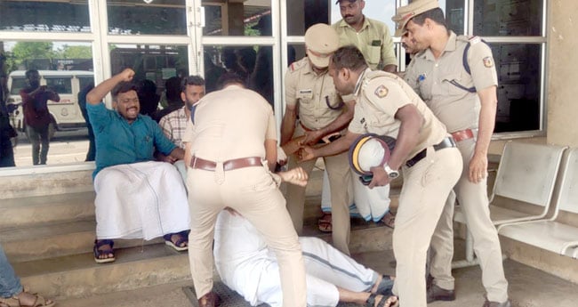 പാ​ലി​യേ​ക്ക​ര ടോ​ളി​ല്‍  യൂ​ത്ത്‌​കോ​ണ്‍​ഗ്ര​സ്  പ്ര​തി​ഷേ​ധം