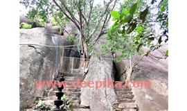 അ​മ്പൂ​രി ദ്ര​വ്യ​പ്പാ​റ​യി​ലെ ഗു​ഹാ​ക്ഷേ​ത്രം പ്ര​കൃ​തി​ര​മ​ണീ​യം