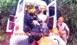 ആം​ബു​ല​ൻ​സ് അ​പ​ക​ടം:​ രോ​ഗി​യും  ബ​ന്ധു​ക്ക​ളും വാ​ഹ​ന​ത്തി​ൽ കു​ടു​ങ്ങി