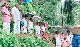 കാ​ട്ടാ​ന ശ​ല്യം:കൃ​ഷി​യി​ടം ക​ർ​ഷ​ക കോ​ൺ​ഗ്ര​സ് നേ​താ​ക്ക​ൾ സ​ന്ദ​ർ​ശി​ച്ചു