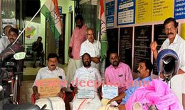 ഭരണസ്തംഭനമെന്ന് ആരോപണം : കോ​ൺ​ഗ്ര​സ് പ്ര​തി​നി​ധി​ക​ൾ മാ​ണി​ക്ക​ൽ പ​ഞ്ചാ​യ​ത്ത് ഓ​ഫീ​സ് ഉ​പ​രോ​ധി​ച്ചു