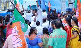 പ്ര​വ​ര്‍​ത്ത​ക​ര്‍ ബാ​രി​ക്കേ​ഡ് ത​ക​ര്‍​ത്തു;  പോ​ലീ​സു​മാ​യി ഉ​ന്തും ത​ള്ളും