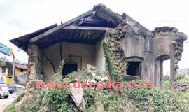 രാ​ജ​മു​ദ്ര​യു​ള്ള കെ​ട്ടി​ടം  സം​ര​ക്ഷ​ണ​മി​ല്ലാ​തെ  ന​ശി​ക്കു​ന്നു