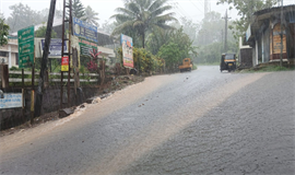 ക​ലു​ങ്ക് അ​ട​ഞ്ഞു; ച​ക്കാ​മ്പു​ഴ ആ​ശു​പ​ത്രി ജം​ഗ്ഷ​നി​ൽ റോ​ഡി​ലൂ​ടെ വെ​ള്ള​പ്പാ​ച്ചി​ൽ