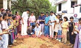 ചെ​ണ്ടു​മ​ല്ലി കൃ​ഷി​യു​മാ​യി  ക​ല​ഞ്ഞൂ​ർ ഗ​വ. എ​ൽ​പി സ്കൂ​ൾ