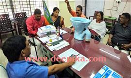 ശൗചാലയ നിർമാണ ഫ​ണ്ട് വി​ത​ര​ണ​ത്തി​ല്‍ വീ​ഴ്ച​യെ​ന്ന് ആ​രോ​പ​ണം : ബി​ജെ​പി കൗ​ണ്‍​സി​ല​ര്‍​മാർ  ക്ലോ​സ​റ്റു​മാ​യി പ്ര​തി​ഷേ​ധിച്ചു