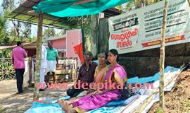 പുൽപ്പള്ളി സർവീസ് സഹകരണ ബാങ്ക് വാ​യ്പ ക്ര​മ​ക്കേ​ട്  : കോ​ണ്‍​ഗ്ര​സ് നേ​താ​വി​ന്‍റെ വീ​ട്ടു​പ​ടി​ക്ക​ല്‍ സ​ത്യ​ഗ്ര​ഹ​വു​മാ​യി കു​ടും​ബ​ങ്ങ​ള്‍