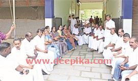 ന​ഗ​ര​സ​ഭ കു​ടും​ബ​ശ്രീ​യി​ൽ സാ​മ്പ​ത്തി​ക ത​ട്ടി​പ്പ്:  സ​മ​ര​വു​മാ​യി കോ​ൺ​ഗ്ര​സ് കൗ​ൺ​സി​ല​ർ​മാ​ർ