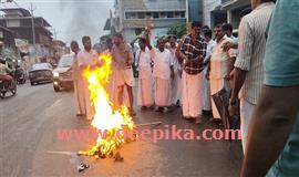 കോ​ണ്‍​ഗ്ര​സ് പ്ര​വ​ർ​ത്ത​ക​ർ മ​ന്ത്രി​യു​ടെ കോ​ലം ക​ത്തി​ച്ചു