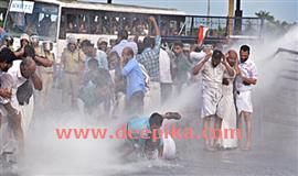 ടോ​ള്‍ പ്ലാ​സ​യി​ലേ​ക്കു യൂ​ത്ത് കോ​ണ്‍​ഗ്ര​സ്   മാ​ര്‍​ച്ചി​നി​ടെ സം​ഘ​ര്‍​ഷം, ജ​ല​പീ​ര​ങ്കി