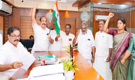 തൃ​ശൂ​ർ ന​ഗ​രം  മ​ണി​ക്കൂ​റു​ക​ളോ​ളം ഇ​രു​ട്ടി​ൽ
