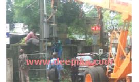 തി​ര​ക്കു​ള്ള റോ​ഡ് ത​ട​ഞ്ഞു ഇ​ല​ക്ട്രി​സി​റ്റി ബോ​ർ​ഡി​ന്‍റെ ട്രാ​ൻ​സ് ഫോ​ർ​മ​ർ മാ​റ്റം