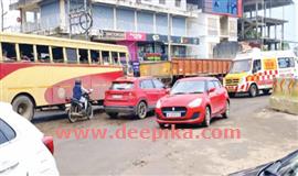 റോ​ഡ് നി​ർ​മാ​ണ​വും കു​ഴി​യും ചലനമറ്റ് ദേശീയപാത