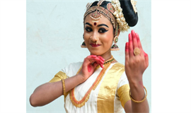 നൃ​ത്ത​രൂ​പി​ണി​യാ​യി ഇ​ന്ദു​ബാ​ല