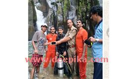 വെ​ള്ള​ച്ചാ​ട്ട​ത്തി​ൽ വീ​ണ ഐ ​ഫോ​ൺ ഫ​യ​ർ​ഫോ​ഴ്സ് മു​ങ്ങി​യെ​ടു​ത്തു