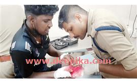 കൂ​റ്റ​ന്‍ ത​ടി​വീ​ണ് കൈ​വി​ര​ല്‍  ച​ത​ഞ്ഞു; കു​ടു​ങ്ങി​യ മോ​തി​രം  ഫ​യ​ര്‍​ഫോ​ഴ്‌​സ് മു​റി​ച്ചു​നീ​ക്കി