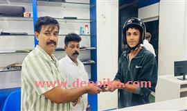 ക​ള​ഞ്ഞു​കി​ട്ടി​യ പ​ണം ഉ​ട​മ​സ്ഥ​ന് ന​ൽ​കി യു​വാ​ക്ക​ൾ മാ​തൃ​ക​യാ​യി