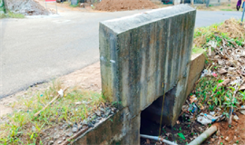 ക​ലു​ങ്കി​ന്‍റെ വ​ശ​ങ്ങ​ൾ അ​പ​ക​ട​ഭീ​ഷ​ണി  സു​ര​ക്ഷ ഉ​റ​പ്പാ​ക്ക​ണ​മെ​ന്നു നാ​ട്ടു​കാ​ർ, മ​ര​ണം സം​ഭ​വി​ച്ചി​ട്ടും ന​ട​പ​ടി​യി​ല്ല