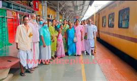 പ്രായം മറന്ന് അ​വ​ർ ആഹ്ളാദത്തീ​വ​ണ്ടി​യേറി