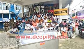 ഗൃ​ഹ​നാ​ഥ​ന്‍റെ മൃ​ത​ദേ​ഹ​വു​മാ​യി മൈ​ക്രോ  ഫി​നാ​ൻ​സ് സ്ഥാ​പ​ന​ത്തി​നു മു​ന്നി​ൽ പ്ര​തി​ഷേ​ധം