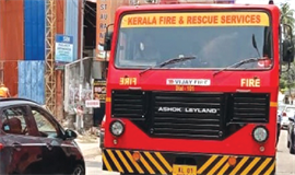 മ​ര​ത്തി​നു മു​ക​ളി​ൽ  കു​ടു​ങ്ങി​യ ആ​ളെ  ഫ​യ​ർ​ഫോ​ഴ്സ്  ര​ക്ഷ​പ്പെ​ടു​ത്തി