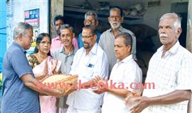 കോ​ല​ത്താ​ർ പാ​ട​ശേ​ഖ​ര​ത്ത്  നെ​ൽ​വി​ത്ത് വി​ത​ര​ണം തു​ട​ങ്ങി