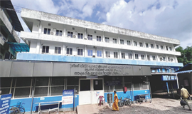 ഡോ​ക്ട​ർ​മാ​രു​ടെ പു​ന​ർ​വി​ന്യാ​സം പൂ​ർ​ത്തി​യാ​യി​ല്ല;  ചി​കി​ത്സാ സം​വി​ധാ​നം താ​ളം തെ​റ്റും