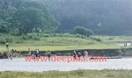 മുന്നറിയിപ്പ് ലംഘിച്ച് സഞ്ചാരികള്‍ അപകടസാധ്യതയുള്ള പുഴയിലിറങ്ങുന്നു