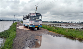 വെ​ള്ള​ക്കെ​ട്ടും അ​ശാ​സ്ത്രീ​യ നി​ർ​മാ​ണ​വും; ​ത​ക​ർ​ന്ന റോ​ഡു​ക​ളി​ലെ സ​ർ​വീ​സു​ക​ൾ വ​ഴി​തി​രി​ച്ചു​വി​ട്ട് കെ​എ​സ്ആ​ർ​ടി​സി